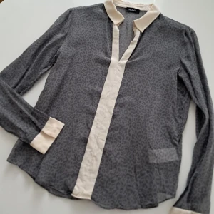 Max & Co - En blus av Max & Co i äkta siden av högsta kvalitet.  