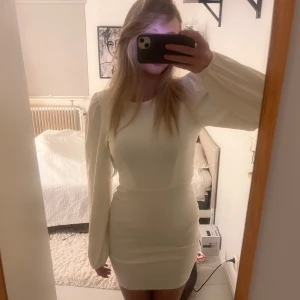 Vit klänning med långa ärmar - vit klänning med långa ärmar, tigh passform.  Helt ny med prislappen kvar och i orginalförpackning, aldrig använd. Jätte fin till student men funkar även till annat 