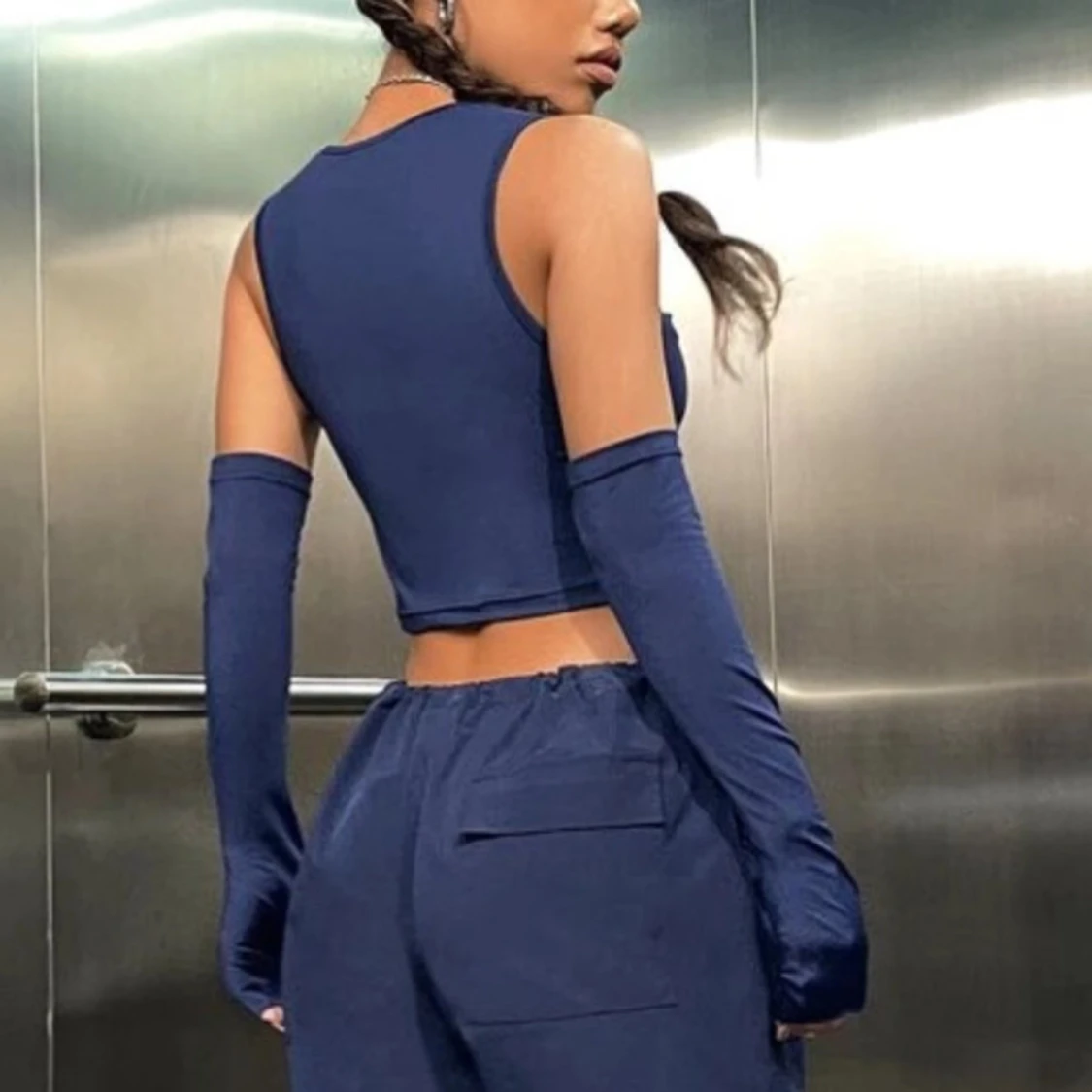 Blå croppad topp med långa handskar - 1