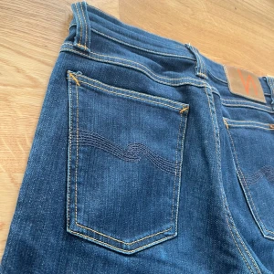 Nudie Jeans 👖  - Mörkblå Nudie jeans! | Skick: 10/10 | Pris: 250kr kan diskuteras vid snabb och smidig affär! | Fraktas inom 24h! | Frågor eller funderingar? Kontakta mig på Estilo! |