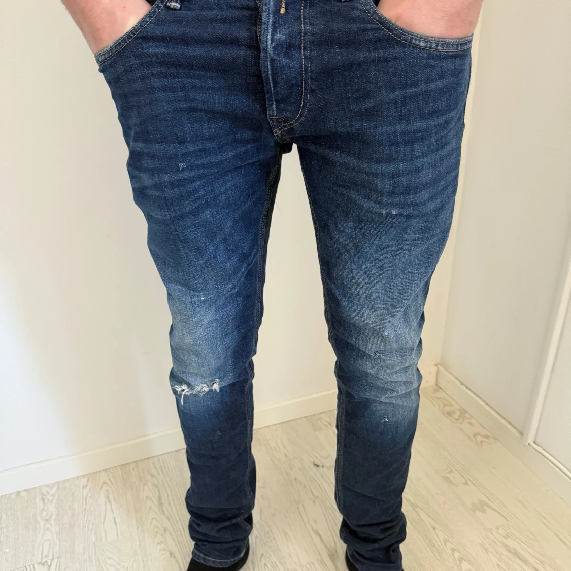 Mörkblå jeans med slitningar - 1