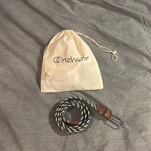 Omewear bälte - Ett flätat bälte från Onewear. Inga täcken på användning. Funkar på alla midjor från storlek 24-36.