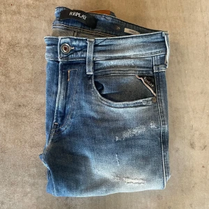 Blå jeans från Replay - // Replay | Nytt skick, med slitningar | Nypris runt 1800 | Storlek W29 L32 | Hör av dig vid fler frågor // ressellfabriken 