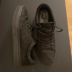 Svarta vagabond - Snygga svarta sneakers med snörning och en stilren design. Skorna har en robust sula och är perfekta för en casual look. Passar bra till både jeans och shorts.