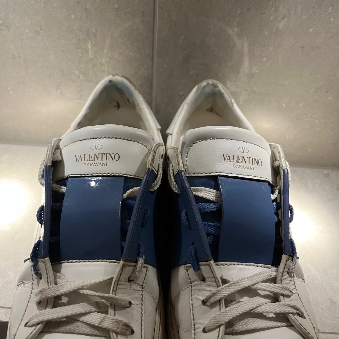 Valentino Garavani sneakers i vitt och blått - 3