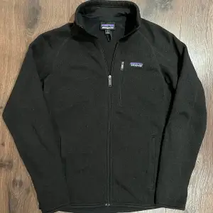 Säljer en snygg svart fleecejacka från Patagonia med dragkedja✅. Fleecen är mycket fint skick utan skador eller fläckar. Den är väldigt bekväm och skön att ha på sig. Nypris ligger mellan 1400-1700kr🔥 Tveka inte på att ställa frågor🤝🏼 
