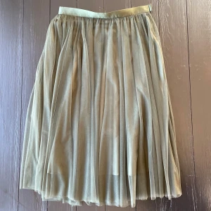 Grön tyllkjol från Ida Sjöstedt - Grön tyllkjol (Flawless skirt)  från Ida Sjöstedt. Stl 38. Dold knäppning i sidan. Aldrig använd. 