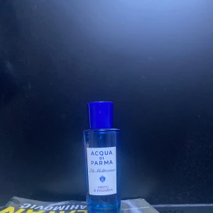 Acqua di Parma Blu Mediterraneo Mirto di Panarea - Säljer en elegant parfym från Acqua di Parma, Blu Mediterraneo Mirto di Panarea. Flaskan är i en djupblå färg med en stilren design. Perfekt för den som älskar fräscha och medelhavsinspirerade dofter. Flaskan har en praktisk storlek och är lätt att ta med sig. Ungefär 20 ml kvar av den.