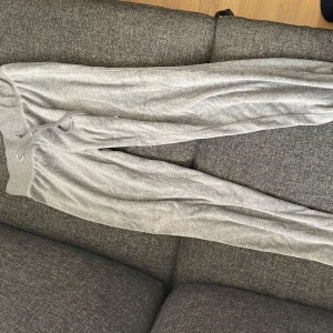 Grå mjukisbyxor med snörning - Säljer ett par bekväma grå mjukisbyxor med snörning i midjan. Byxorna har en loose passform. Men inte jätte loose.