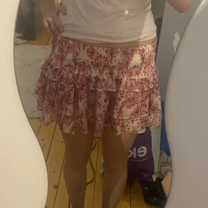 Rosa volang kjol - Jätte snygg volang kjol från Gina tricot köpt förra året för 300kr använt 1 gång Sälen för att den inte riktigt är min stil längre 