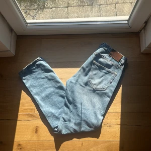  Jack & Jones Jeans - Snygga blå jeans från Jack & Jones med klassisk femficksdesign och knappgylf. Perfekta för en avslappnad stil. . Nästan helt sprillans nya för sitt skick. Köpta för 749kr. W30 men sitter mer som en w29  sjukt fin passform! Mvh ItsForFits 🌟
