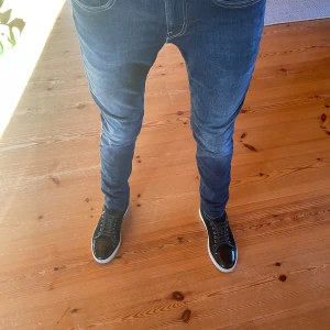 Replay jeans - Helt nya replay jeans i utmärkt skick! Jeansen sitter slim fit och är i ett hyperflex material vilket gör jeansen extremt bekväma men ändå sjukt snygga! Längd:32 Midja:29. Priset kan diskuteras vid snabb affär! Hör av er vid minsta fundering.
