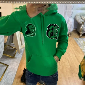 Grön hoodie med tryck - Fin hoodie köpt från h&m i deras höst kollektion, Den säljs inte längre. Storlek S. Kom med frågor och bud😁