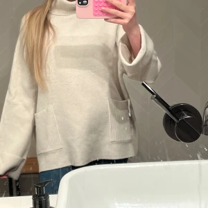 Vit polotröja med fickor🧸 - Säljer en super mysig vit oversized polotröja med stora fickor framtill💗💗 Tröjan är ungefär storlek s-m🩷 Slriv för fler bilder💐🩷