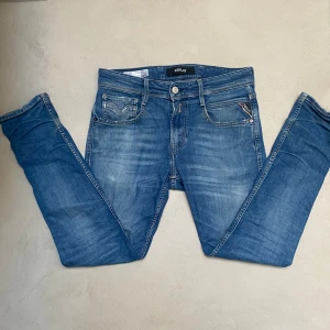 Replay anbass  - Säljer nu ett par riktigt feta Replay anbass. Dem är i storlek 28:30. Jag köpte dem på jeansbolaget för 2000kr. Jeansen är i riktigt bra skick🙌 och har några små slitningar från fabrik som bidrar till det snygga utseendet. Tveka inte på att höra av er vid frågor och funderingar.