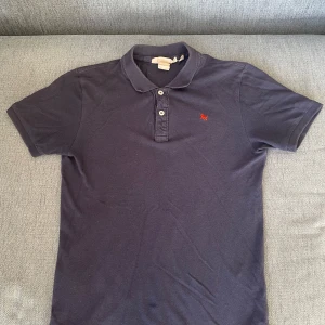 Svart pikétröja, Logg - Snygg svart pikétröja med krage från märket Logg. Den är i bra skick utan defekter. Storleken är XS men passar som S också. Hör av er vid intresse, Pris kan alltid diskuteras!