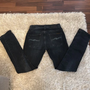 Svarta nudie jeans.  - Här är ett par svarta grim tim nudie jeans i storlek 29/32