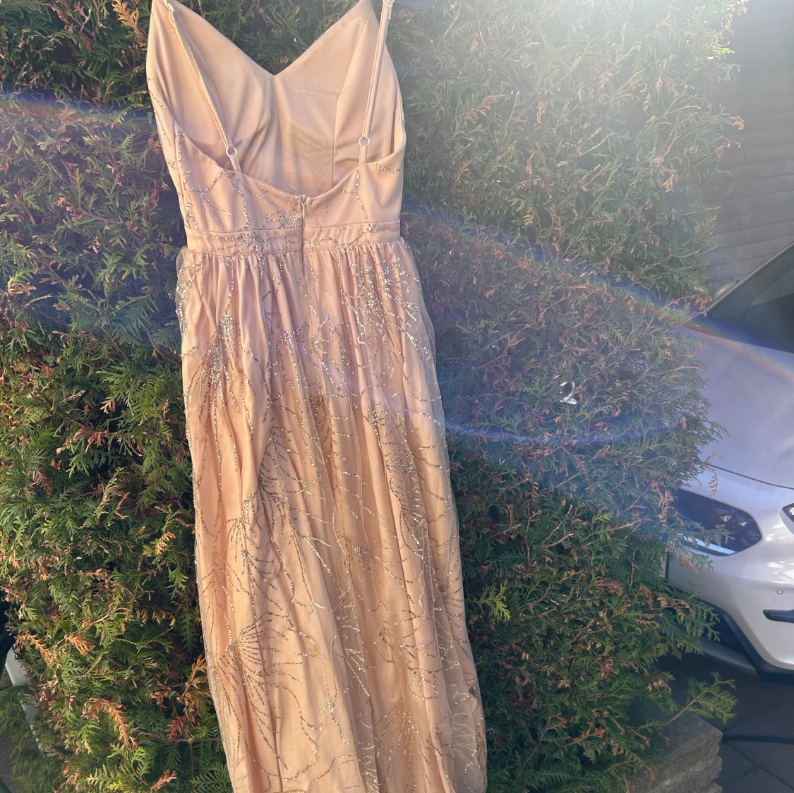 Champagnefärgad långklänning med glittriga detaljer - 3