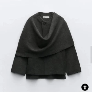 Kappa Zara - Mörkgrå kappa/cardigan från Zara, storlek S-M inga skador. Obs! sista bilden är ej tagen av mig💖