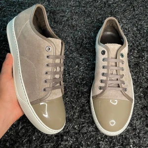 Lanvin Skor - Säljer nu ett par sjuka snygga Lanvin skor! Skicket är extremt fint. Priset är inte hugget i sten vid snabb affär☺️ Inget tillbehör medföljer. Hör gärna av er om ni har fler frågor!