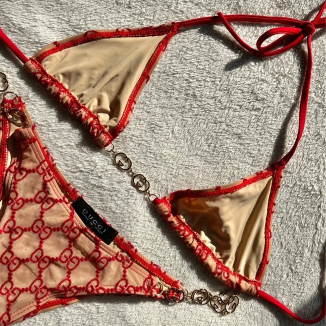 Beige och röd bikini med kedjedetaljer - 1