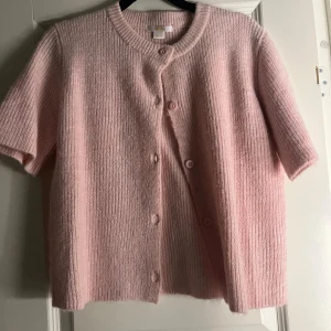 Rosa kofta  -  rosa kofta / tröja ifrån Gina storlek 158 / 164 men motsvarande XS