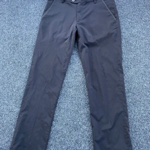 Abacus byxor - Byxor med  kostymbyxa stuk men i ett luftigt lite plastigt material. W34 L34. Bra skick