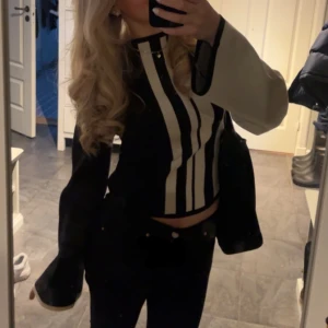 Svart vit tröja  - Svart vit tröja i stl S ifrån Gina!!