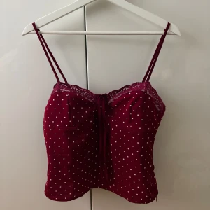 Prickig topp från venderbys - Säljer denna super söta toppen från venderbys då den tyvärr är för liten för mig💞 köpt för ca 300, skriv för mer bilder