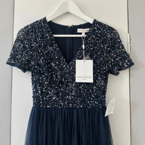 HELT NY balklänning - Ny balklänning från Maya med lappar och påse kvar! Köpt för 1349kr