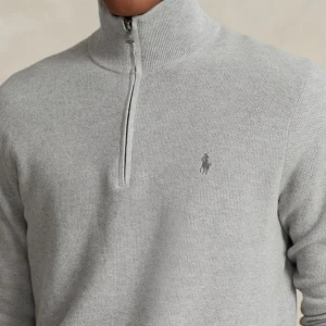 Grå kashmirtröja half zip från Polo Ralph Lauren - Säljer en stilren grå half zip tröja från Polo Ralph Lauren. Tröjan är i fint skick, material ull.