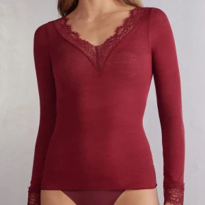 Vinröd Intimissimitröja med spets - Säljer denna jättefina vinröda Intimissimi tröjan i storlek M som tyvärr inte kommer till användning. Är i jättebra skick då den har använts två gånger💗