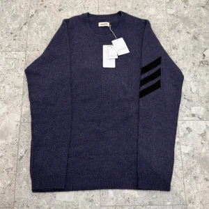 HELT NY 100% Kashmir tröja Zadig & Voltaire - HELT NY marinblå/ lila 100% kashmirtröja från Zadig & Voltaire || storlek S (stor i storlek, passar M) || Nypris ca 4000kr || mitt pris 1499kr || Tveka inte på att höra av dig vid frågor 