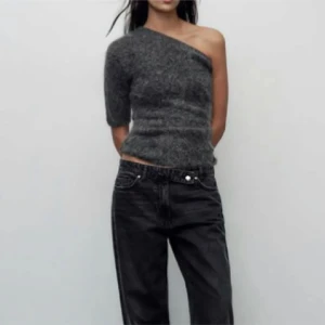 Slutsåld stickad off shoulder tröja från Zara - Så snygg off shoulder tröja från Zara! Aldrig använd då den inte passade❤️ storlek s