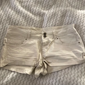 lågmidjade shorts💕 - säljer ett par lågmidjade korta shorts då dom tyvärr är för stora för mig. finns ingen etikett som som söger storleken men skulle säga att det passar m/L 💕