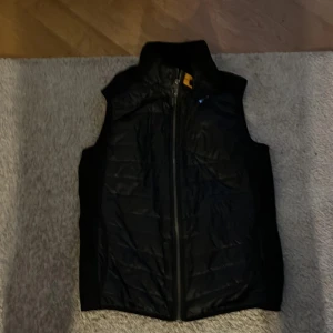 Parajumper väst  - Använd fåtal gånger, köpt i parajumper butiken för 3000