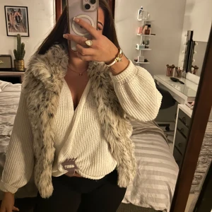 Pälsväst - Säljer min jätte fina pälsväst med lite leopard mönster pga att den tyvärr är för liten. Den har inga skador och passar en XS/S💕💕
