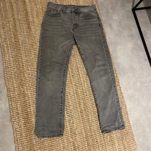 Grå jeansbyxor - Snygga grå jeans med en rak passform, de är använde men i gott skick. De är från Zara med storleken eu 38 men sitter som w29/30. Hör av dig vid fler frågor! 