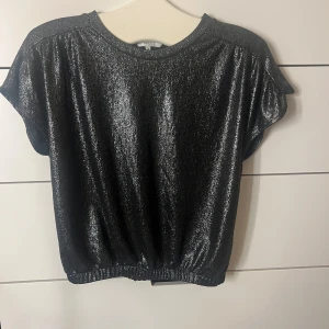 Glittrig t-shirt - Glittrig t-shirt från Spanien💓aldrig använd!!