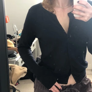 Svart kofta från Marc O’Polo  - Svart kofta i väldigt skönt merino material. Bra kvalite, köpt för 1000kr 