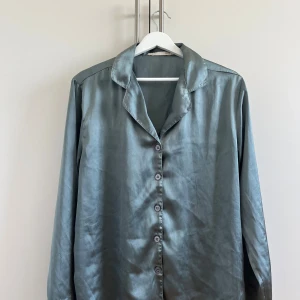 Silvrigt blått satin pjamas set - Jätte fina och sköna. Använt ett fåtal gånger. 