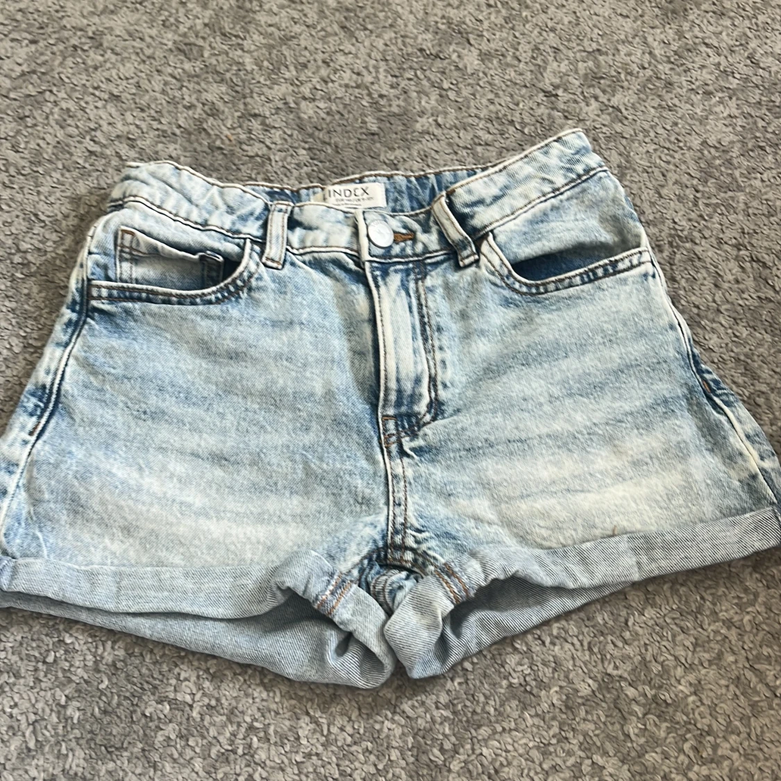 Ljusblå jeansshorts från Lindex