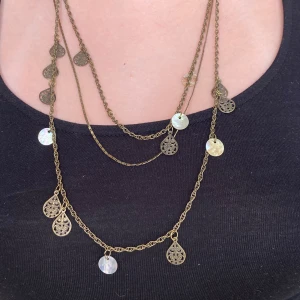 Snäck halsband - Så fint halsband med små snäckor på som är så nice för layering!