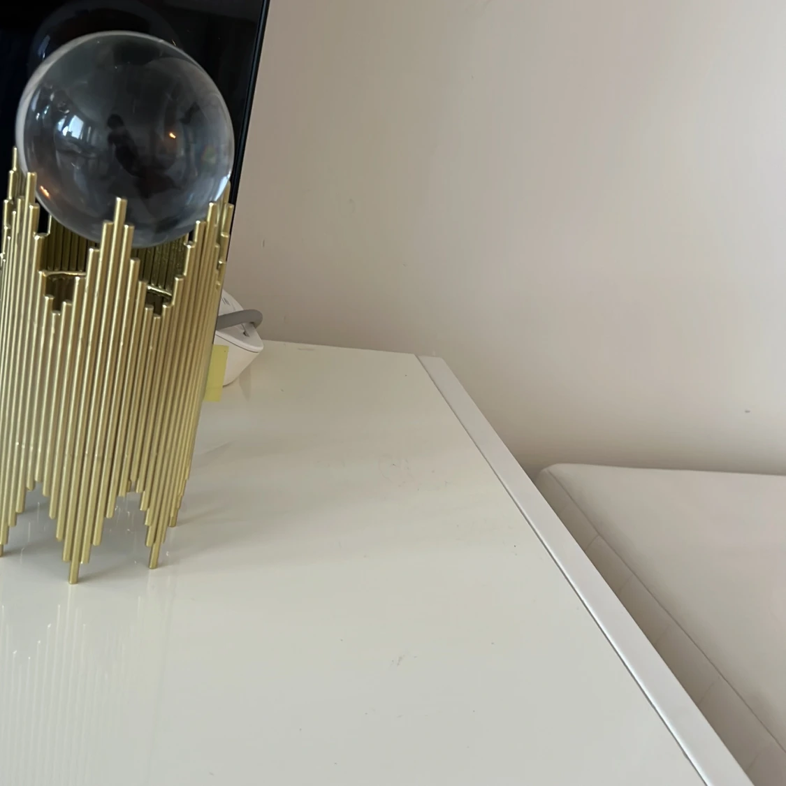 Dekorativ metall ställ med klot i suveränt skick  - 2