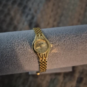 Liten guld klocka  - GRATIS GÅVA MED VARGE ORDER!! Supertrendig stockholmsstil tjejer, klocka guld. Vinter ring smycke. Gjord av stål, jag svarar och skickar alltid snabbt!