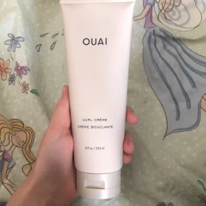 OUAI Curl Crème 236 ml - OUAI Curl Crème är en stylingkräm för lockigt hår i en stilren, ljusbeige tub på 236 ml. Perfekt för att framhäva och definiera lockar utan att tynga ner håret. Tuben har minimalistisk design och är enkel att använda. Fel köp,  använd  endast 1 gång