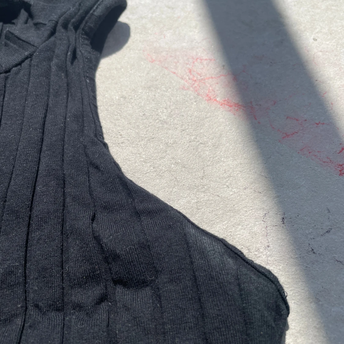 Svart ribbad ärmlös polotopp - 2