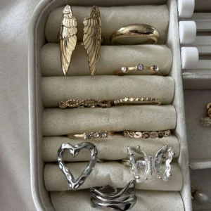 Mix av ringar i guld & silver - Säljer lite olika ringar som inte kommer till användning, kom privat för priser, annars säljer jag alla för 150kr!