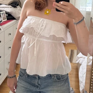 Tubtopp - Söt tuptopp med volang köpt secondhand, passar s💕