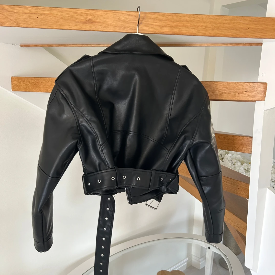 Svart skinnjacka med bälte och dragkedja - 1